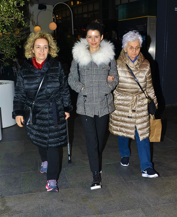 Beren saat, Beren Saat's mother and her grandmother in shopping