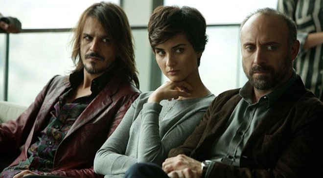 istanbul kirmizisi cast: Halit ergenc, Tuba buyukustun, Nejat isler, Mehmet gunsur