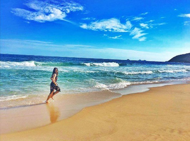 tuvana turkay running in beach