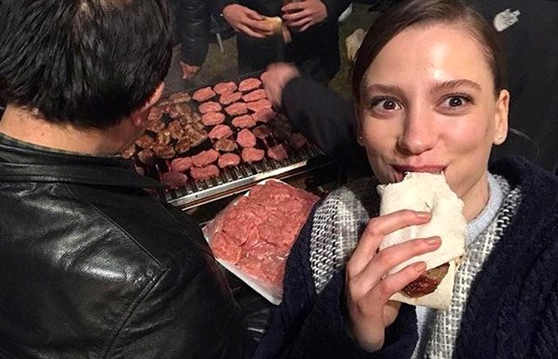 Serenay Sarikaya selfie in Phi (Fi) tv series studio