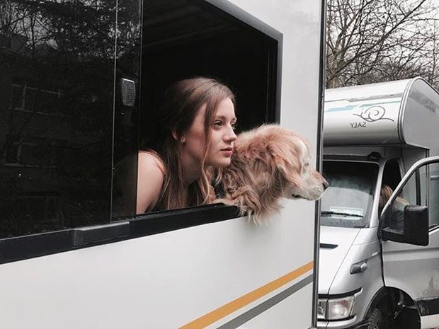 Gizem Karaca and her dog:Kiko in Storm Inside Me (Icimdeki Firtina) tv series studio