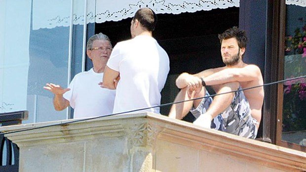 kivanc tatlitug and cagatay ulusoy are talking to balcony in bodrum