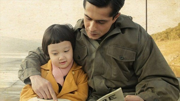 ismail hacioglu is reading a book to kim seol (ayla)