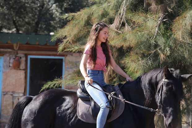 Engin Akyurek and Neslihan Atagul Changed Their Styles for Their New Drama Sefir’s Daughter (Sefirin Kızı) 3 Neslihan Atagul riding horse
