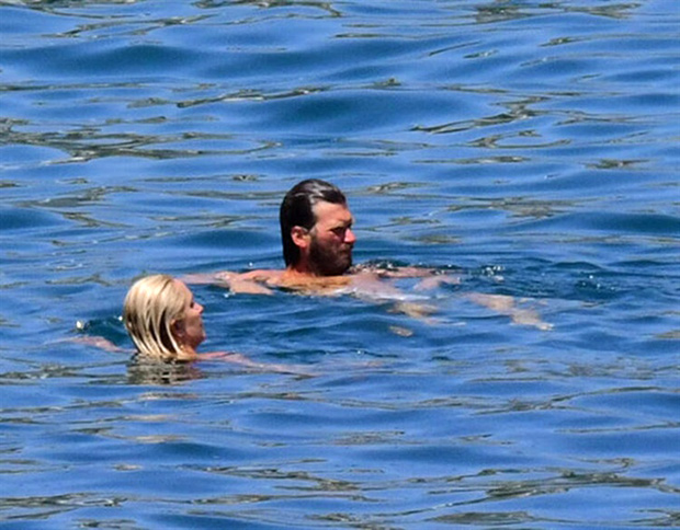 Kıvanç Tatlıtuğ and Başak Dizer are swimming