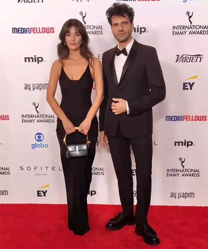 Pinar Deniz and Kaan Urgancioglu on the red carpet